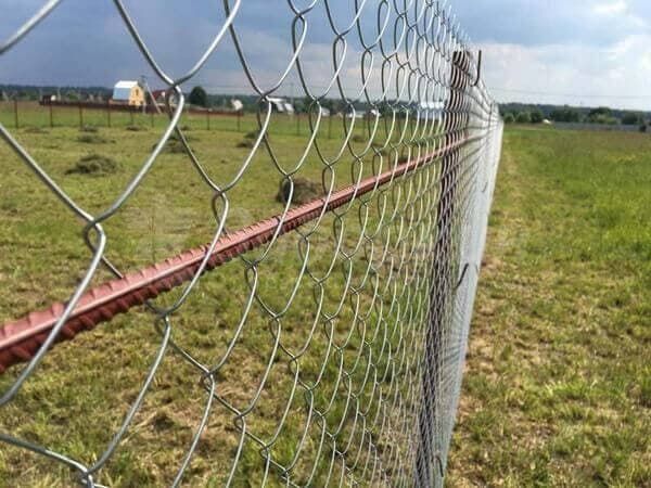 Забор из сетки-рабицы – цена за метр с установкой под ключ в Москве